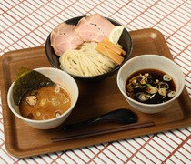  망설이면 이것! 간판 메뉴를 양쪽 모두 즐길 수 있는 “농후·담려 맛 비교 츠케면 병성(200g) or 대성(300g)” 