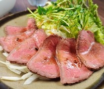  一道烤牛肉沙拉，配以松露酱，各种食材的味道相得益彰。 