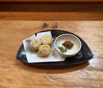  日光著名的腐皮（豆腐皮）经过油炸，变得酥脆可口，口感极佳。 