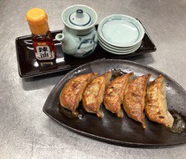  经典的“宇都宫AQ煎饺”以其鲜美多汁的完美平衡而备受青睐。 