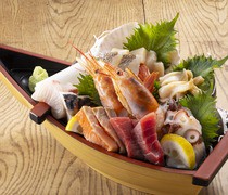  A luxurious sashimi boat platter featuring seven kinds of Hokkaido's seasonal delicacies, seasoned with sweet soy sauce from Kumamoto. 