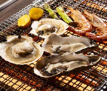  Enjoy our signature dish, "Assorted Seafood Grilled Over an Open Flame," with your eyes and your sense of smell. 