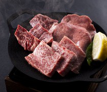  A signature dish is back! Enjoy the delicious flavor of Wagyu beef to your heart's content with the "Seven Lucky Gods Meat Platter". 