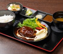  넘치는 육즙과 깊은 맛, 입 가득 퍼지는 부드러운 식감 '흑모 일본소 햄버거 정식' 