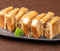  바삭바삭한 옷을 입은 와규와 농후한 소스가 고소한 밀의 풍미와 겹치는 “흑모 와규 커틀릿 샌드” 