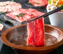  在我们的“A5黑毛和牛涮涮锅及神乐精选特色菜套餐”中，您可以品尝到精心挑选的和牛，搭配我们特制的酱汁。 