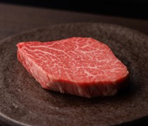  主廚親自挑選飛驒牛肉夏多布里昂牛排。 