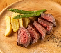  고기의 맛을 돋보이는 간장과 미림의 홈메이드 소스로 맛보는 '흑모와규 스테이크' 
