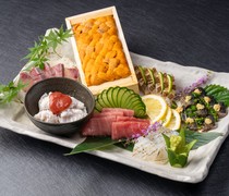  在我们的餐厅招牌菜“刺身拼盘”中，您可以品尝到直接从市场采购的精选时令鱼类，真正体现了当季风味。 