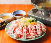  享受純種阿古豬肉濃鬱醇厚的風味。阿古豬肉涮涮鍋搭配不同的湯底和醬汁，風味無窮。 