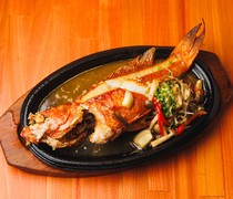  肉質飽滿鮮美！沖繩頂級魚類「美魚」（石斑魚），用奶油烤製而成。 