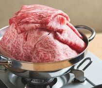  흑모 와규의 다른 맛을 한 냄비로 맛보는 '흑모 와규 로스・모모가 어우러진 샤브샤브 냄비 코스' 
