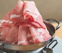  국산 종목 돼지를 두 개의 부위에서 맛볼 수 있는 『국산 종목 돼지 장미・로스의 모듬 샤브 냄비 코스』 