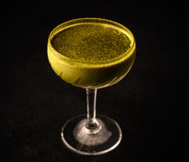 用精心准备的抹茶制成的“抹茶提拉米苏鸡尾酒”。 
