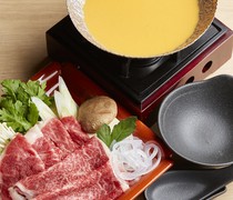  在「大和牛肉海膽湯涮涮鍋」中，每一口都能感受到海膽的濃鬱鮮味和大和牛肉的鮮美滋味。 