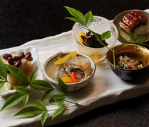  每個月，您都可以品嚐到我們「每月特色開胃菜」帶來的不同時令風味。 