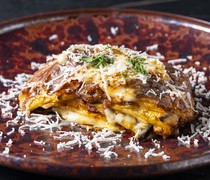  「島嶼千層麵配本部牛肉燴」—一道融合了本部牛肉濃鬱風味的菜餚。 
