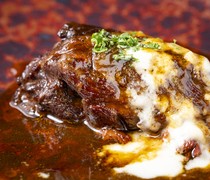  盡情享用這道菜的濃鬱醬汁，搭配「入口即化的本部牛臉頰肉湯、馬鈴薯泥和馬德拉醬」。 