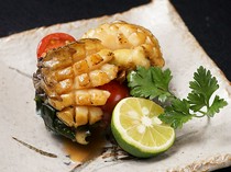 Washoku Teppan Ginza Sakutsuki_Enjoy the piping hot and soft texture of "Live Grilled Abalone with Butter 100g"