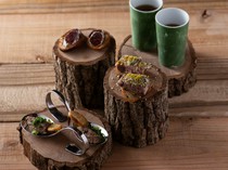 antica locanda MIYAMOTO_The "Kumamoto Invitation" appetizer is served on a tree stump, reminiscent of camping in a mountain hut.