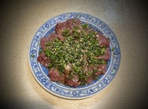 肉和海鲜guriru Passe-temps 天文馆店_未加工的黑萨摩鸡肝覆盖着葱