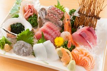 Uogashi Maruten Minato_"Local Sea Sashimi Assortment Set Meal" where you can enjoy 9 kinds of fresh fish, including seafood from Suruga Bay