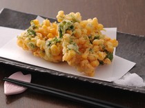 Bishokudokoro Sakuji Nishishinjuku_Fried vegetable fritters with corn and Japanese parsley.