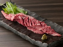 Kobe Yakiniku Kanteki_A generous portion of medium-sized kalbi (Japanese black beef rib double)