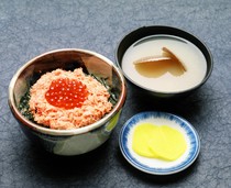 函馆朝市 味之一番_亲子丼（鲑鱼、鲑鱼子）