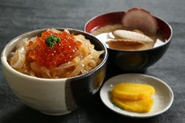 Hakodate Asaichi Aji no Ichiban_Mini isaribi rice bowl (squid and salmon roe)