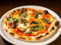 
                        Don Mangione di Napoli_Crispy, fluffy and chewy "Margherita (Mozzarella, Basil and Tomato Sauce)"