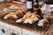  秋季限定！【炭烤野生蘑菇套餐】每人24,000～28,000日元（含税、服务费） 