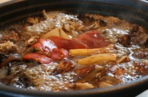  秋季限定！【极品寿喜烧：野生蘑菇与飞騨牛肉】每人26,000～30,000日元（含税、服务费） 