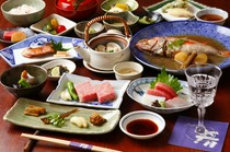  享用时令飞騨料理和飞騨牛肉的“主厨精选套餐”，每人 16,800 日元（含税和服务费） 