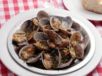 Sekiguchitei_Oven-baked North Sea clams with escargot butter flavor / served with bread