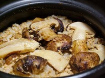 Nanohana_Matsutake rice cooked in clay pot (autumn only)