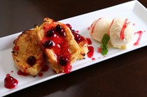 Dining Bar YZ_Fluffy and creamy! French toast with vanilla ice cream and raspberry sauce