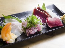  Small Platter of fresh fish and seafood (6 pieces) for two, 1400 yen. 