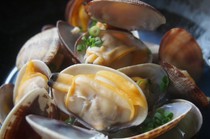 Sakanaya Ichiba Shokudo_Rich clam broth! Aichi Prefecture's "Large clams steamed in sake"