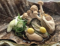 Sakanaya Ichiba Shokudo_Oysters and leek grilled on a magnolia leaf with miso paste