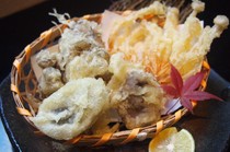 Sakanaya Ichiba Shokudo_"Matsutake mushroom tempura" full of autumn aromas