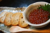 Sakanaya Ichiba Shokudo_Irresistible for alcohol lovers: "Salmon roe marinated in soy sauce (with garlic baguette)"