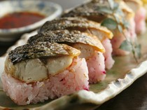 Sakanaya Ichiba Shokudo_The delicious aroma of the "Otoro Mackerel Sushi Roll" is irresistible.