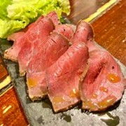 Wine Izakaya Charbon_Low-fat and healthy "Hokkaido brand beef" "Toyonishi beef" from Tokachi, Hokkaido Roast beef