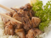 Motsunabe Mizutaki Yonbankan_Soft and juicy "Grilled Chicken with Ponzu Sauce"