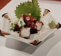 Motsunabe Mizutaki Yonbankan_Local octopus sashimi