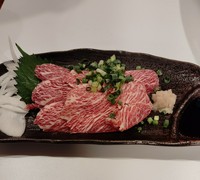 Motsunabe Mizutaki Yonbankan_Fresh horse meat sashimi with just the right amount of beautiful sashimi