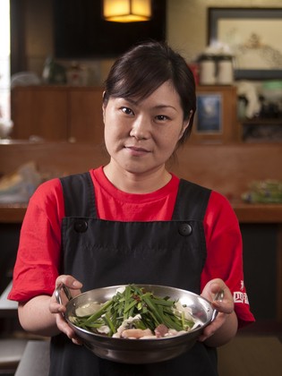 Motsunabe Mizutaki Yonbankan_UMENO FUMIKO