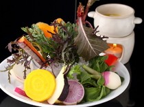 Q Ebisu_Kamakura Vegetable Bagna Cauda: its flavor is matched with light wine.