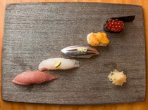 Sushi Isono_Five pieces of seasonal nigiri sushi. This is fresh! You can really enjoy the tastes of the different seasons.